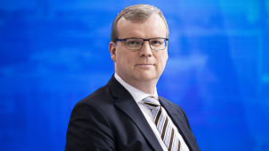 Markku Tervahauta (THL) vill se en förändring i vaccinationsordningen – och det snabbt. Markku Tervahauta tittar in i kameran.