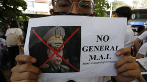 Demonstranter i Myanmars grannland Thailand visar upp en bild av juntans ledare, general Min Aung Hlain. Demonstranter i Myanmars grannland Thailand visar upp en bild av juntans ledare, general Min Aung Hlain.