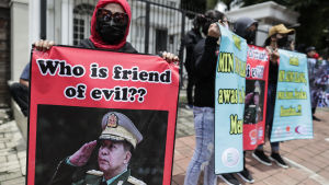 Aktivister i Indonesiens huvudstad Jakarta kräver att utländska bolag i Myanmar skär av banden till militärjuntan och dess ledare Min Aung Hlain. Aktivister i Indonesiens huvudstad Jakarta kräver att utländska bolag i Myanmar skär av banden till militärjuntan.