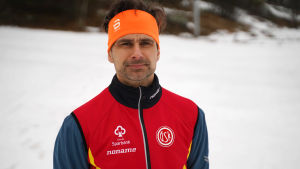 Niklas Nyman är huvudtränare i Österby Sportklubb. Porträttbild på Niklas Nyman.