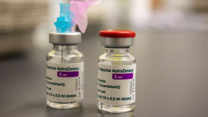 Myndigheterna ska ta ställning till hur man går vidare med Astra Zenecas vaccin den här veckan. Astra Zeneca -rokotepullot.