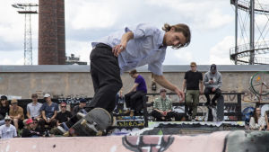En av de många manliga skejtarna som visade upp sina bästa trick efter att skejtskolan slutade. Helride 2019 / Suvilahti / Helsinki 13.07.2019