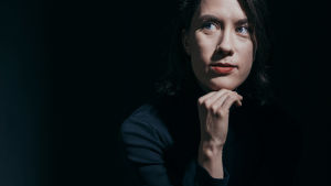 Elsa Kemppainen skriver om Iris, en ung kvinna som letar efter sina egna konturer och en möjlighet att ta plats i tillvaron. Journalisten och författaren Elsa Kemppainen.