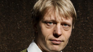 Olli Norros anser att i synnerhet deltagarna i Big Brother försätts i en väldigt utsatt situation. Olli Norros kuvattiin Porthanialla.