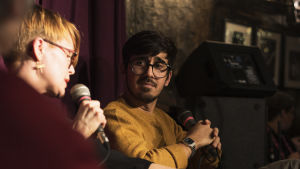 Ulrika Gustafsson och Adrian Perera samtalar om klass. Ulrika Gustafsson och Adrian Perera diskuterar på en scen.