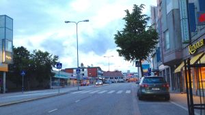 Ett av de heta ämnena i Lojo har varit att återinföra parkeringsavgiften på lördagar, att utvidga det område i centrum där man måste betala för att parkera och för att fortsätta kontraktet för en tredje assisterande parkeringsövervakare. Politikerna sa ändå nej till det här förslaget med rösterna 31-20. En gata i en stads centrum, sommarkväll, några bilar syns, affärer, övergångsställe, mittrefuge, släckta gatulyktor