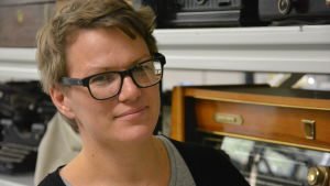 Föremålsforskare Lena Dahlberg säger att små saker inte ställs ut. kvinna invid museiföremål