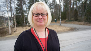 Minna Hakkarainen, lärare i tyska och svenska, berättar att attityderna mot svenskan är delade bland eleverna. Vissa tycker om att läsa språket medan andra har svårt att se nyttan i att läsa svenska i skolan. Minna Hakkarainen, Svensk- och tysklärare i Jämsä, Kankarisveden koulu.