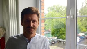 Journalisten Kamil Dabrowa var en av de första som fick sparken när regeringen tog över public service-kanalerna i Polen. Nu funderar han eventuellt på att emigrera. "För Polen ser framtiden dyster ut". Journalisten Kamil Dabrowa i närbild