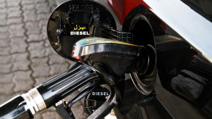 Ger flest kilometrar. Tills vidare. En tankningspistol i en bil. På tankluckan står det tydligt Diesel.