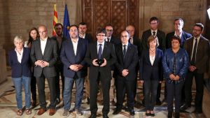 Den katalanska regeringen som leds av Carles Puigdemont (i mitten) säger att man förklarar Kataloniens självständighet om några dagar Kataloniens regionpresident Carles Puigdemont, flankerad av sin regering, håller tal efter folkomröstningen om självständighet.