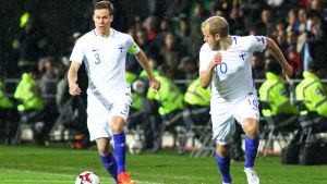Niklas Moisander slutade i landslaget 2017. Niklas Moisander och Teemu Pukki i Finlands avslutande VM-kvalmatch mot Turkiet.