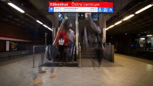 Östra centrums metrostation ska i framtiden ha anslutning till Spårjokern. Metrolaiturin liukuportaat.