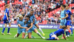 Inom fotbollen har jätteklubbar som Manchester City, Juventus och Paris Saint-Germain gjort stora satsningar på damverksamheten under de senaste åren. Manchester Citys spelare firar mål mot Birmingham.