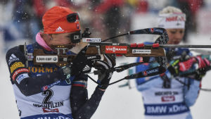 Mäkäräinen och Kuzmina duellerar i spåret och på vallen Anastasija Kuzmina och Kaisa Mäkäräinen skjuter.