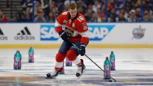 Aleksander Barkov visar upp sina puckhanteringsförmågor. Aleksander Barkov i farten under All Stars-helgen.
