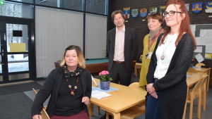 Överskötare Annika Rehn, verksamhetschefen för HUCS psykiatri Matti Holi, avdelningsgruppchef Johanna Onnismaa och konsulterande psykiater Leena Rehnberg-Laiho i matsalen. Annika Rehn, Matti Holi, Johanna Onnismaa och Leena Rehnberg-Laiho i Raseborgs mentalvårdscenters matsal.
