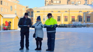 Stadsdirektör Kristina Stenman klipper bandet och inviger skridskobanan. Stadsdirektör Kristina Stenman klipper bandet och inviger skridskobanan