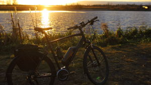 Elcykel på strand i solnedgång