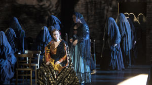 Elena Stikhina som Leonora i Nationaloperans uppsättning av Trubaduren. Foto från Trubaduren på Finlands nationalopera.