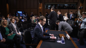Facebooks grundare, Mark Zickerberg, vittnar inför den amerikanska kongressen våren 2018. Facebook har fått massiv kritik för hur företaget hanterade spridningen av falska nyheter under presidentvalet i USA 2016 samt för att ha delat användares uppgifter med Cambridge Analytica. Mark Zuckerberg grillas av den amerikanska kongressen.