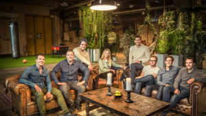 Maren tillsammans med de män som deltar i experimentet: Jon Nielsen Aure, Robert Normann Vikestad, Fredrik Wollan, Olaf Kvendbø, Eivind Fosskaug Hammer, Erik Andreas Lydersen & Frank Lyngtun. Maren sitter i en soffgrupp omringad av alla män som deltar i programserien.
