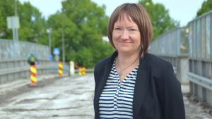 Piia Nordström. Ansvarig gatuchef Piia Nordström på den gamla järnvägsbron i Karis.