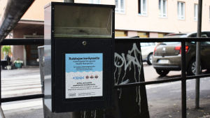 Sopkärl för använda sprutor i Sörnäs, Helsingfors. Sprutbyte i Sörnäs, Helsingfors.