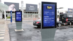Skyltarna vid taxiköerna. Skyltar med taxipriser vid Helsingfors-Vanda flygplats.