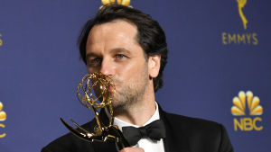 Matthew Rhys. Matthew Rhys kysser sin Emmy-statyett.