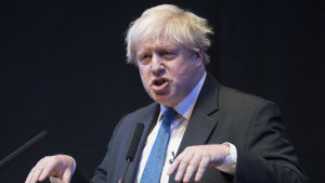 Boris Johnson kritiserar Theresa May under Torie-partiets konferens i Birmingham.