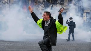 En demonstrant som glatt trotsade tårgasen på Champs-Élysées på lördagen. En demonstrant som glatt trotsade tårgasen på Champs-Élysées på lördagen.