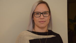 Jenny Theqvist-Lahtinen känner sig i första hand som Tenalabo, trots att det gått tio år sedan staden Raseborg föddes. En kvinna med glasögon och ljust hår fotad inomhus mot en beige-grå vägg.