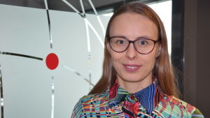 Annica Moore, styrelseordförande för Mothers in Business Närbild på en medelålders kvinna som tittar in i kameran