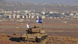 Ett gammal israelisk stridsvagn står på en sluttning i Golan med utsikt över gränsen mot Syrien och den syriska staden Quneitra. Ett gammal israelisk stridsvagn står på en sluttning i Golan med utsikt över gränsen mot Syrien och den syriska staden Quneitra.