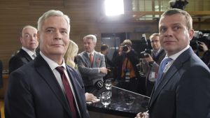 Antti Rinne och Samlingspartiets Petteri Orpo. Antti Rinne och Petteri Orpo på valvakan i Lilla parlamentet.