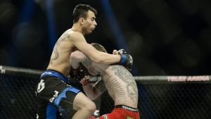 Amirkhani mot Ogle på Tele2 2015 tog slut med ett flygande knä. Makwan Amirkhani sänker Andy Ogle med ett flygande knä.