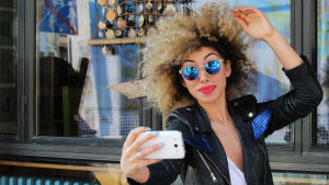 Väldigt uttänkta, icke spontana bilder blir många irriterade på. #visstärjagsnyggidag ung snygg afro-kvinna tar en selfie
