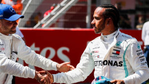 Valtteri Bottas och Lewis Hamilton skakar hand.