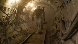 Kärkraftspersonalen jobbar hårt i TV-serien för att minimera skadorna. Scen ur TV-serien Chernobyl (HBO).