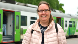 Tågpendlaren Ann-Mari Berlin startade våren 2019 en namninsamling för kustbanan. Projekt "Rädda kustbanan" kulminerade i en träff i Helsingfors där många kommunala tjänstemän och beslutsfattare från Västnyland, Åboland och Huvudstadsregionen deltog. I jippot deltog också Thomas Blomqvist och Johan Kvarnström. Kvinna i ljus jacka står framför ett tåg på en perrong. Hon ler mot kameran.