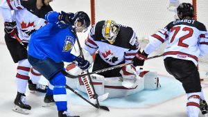 Matt Murray vaktade kassen i Kanadas enda förlust hittills i VM. Kanadas målvakt Matt Murray stoppar en puck i en match mot Finland.
