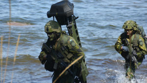 Det svensk-finska samarbetet har utvecklats under 20 år. militär övning vid vatten