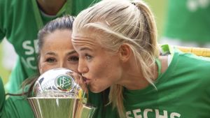 Björk Gunnarsdottir och Pernille Harder färska tyska cupmästare. Sara Björk Gunnarsdottir och Pernille Harder firar cupsegern 2019 med Wolfsburg.