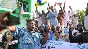 På torsdagen pågick demostrationer exempelvis utanför ett fängelse i Khartoum. Från det här fängelset frigavs fångar senare på kvällen som del av överenskommelsen mellan militären och oppositionen. På torsdagen pågick demostrationer exempelvis utanför ett fängelse i Khartoum. Från det här fängelset frigavs fångar senare på kvällen som del av överenskommelsen mellan militären och oppositionen.