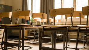 Undervisningen i det svenska språket borde möjliggöra övning av muntliga färdigheter också utanför klassrummet. Tomt klassrum