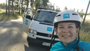 Jag pausar i Horsbäck för att vara med live i radiosändningen. Malin Valtonen tar en selfie tillsammans med Yle Västnylands sändningsbil.
