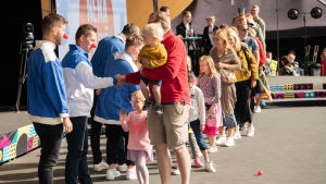 Till förmån för Näsdagen skakade 1000 personer hand med kända Yle-profiler för en god sak. Hyväntekeväisyyskättelyn iloinen jono Pointissa.