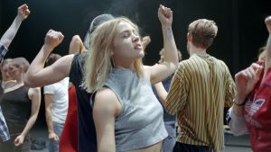 Dansföreställningen Crowd av Gisèle Vienne visas på Nationaloperan 29-31.8. En samling av dansande ungdomar i Giséle Viennes dansföreställning Crowd.