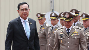 Demokratirörelsen kräver att ex-generalen, premiärminister Prayut Chan-ocha avgår. Den tidigare juntaledaren och nuvarande premiärministern, general Prayut Chan-ocha har visat intresse att inleda fredssamtal med rebellerna i södern